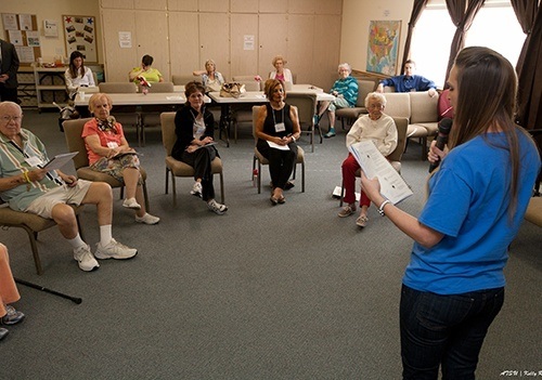 女性ATSU听力学学生给一群老年人演讲。