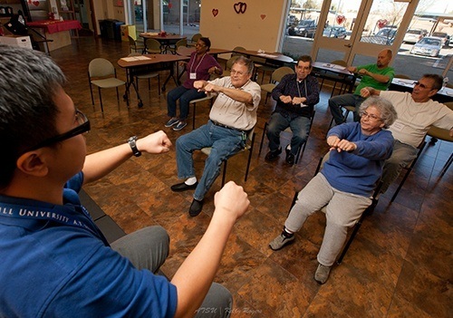 听力学车间由参与者坐在双手伸在他们面前。