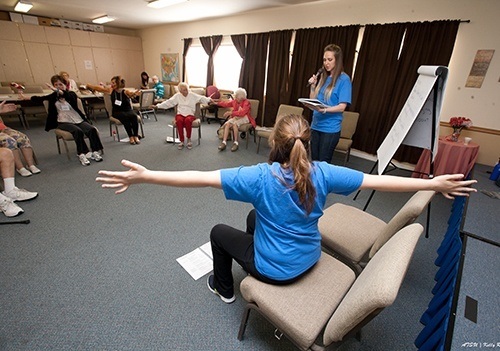 听力学学生演讲,参与者坐在双手像翅膀。