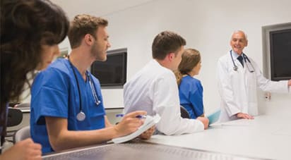 年轻的整骨疗法的医学生在医学研究实验室教学笔记。
