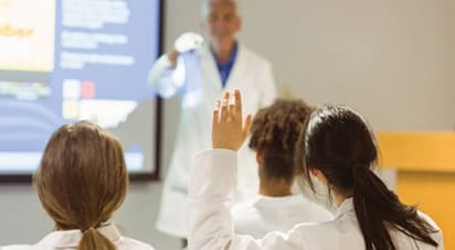 有经验的临床教师呼吁女性整骨疗法的医学院学生在问答环节。
