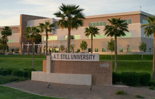 亚利桑那州校园的ATSU台面的入口处，上面有一个在棕榈树前张贴的砖标。