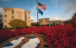 KCOM校园和入口和旗帜的图像