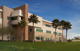 亚利桑那州骨质疗法医学学校的入口。