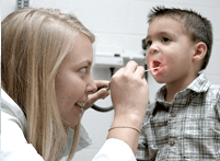的形象ATSU牙科学生儿童病人的口腔检查