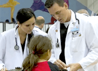 图像的两个ATSU医学生把一个年轻的病人。