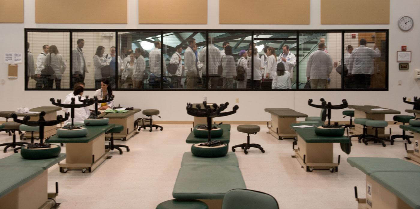 医学生聚集在一起，所有穿着白色的实验室外套。